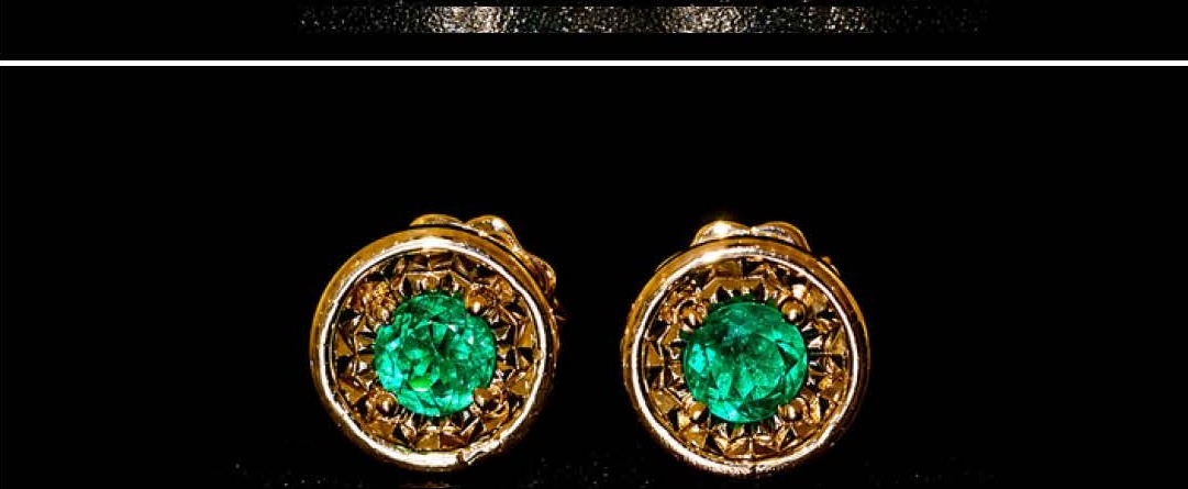 Vintage Style Round Emerald Halo Diamond Stud Aretes in Rose Gold