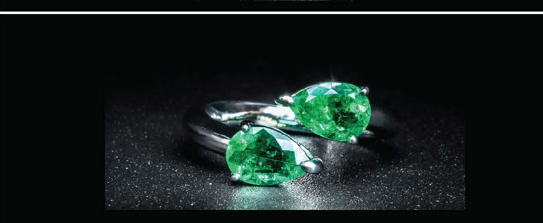 Open Bypass Anillo with Forma de Pera Emeralds in Oro Blanco