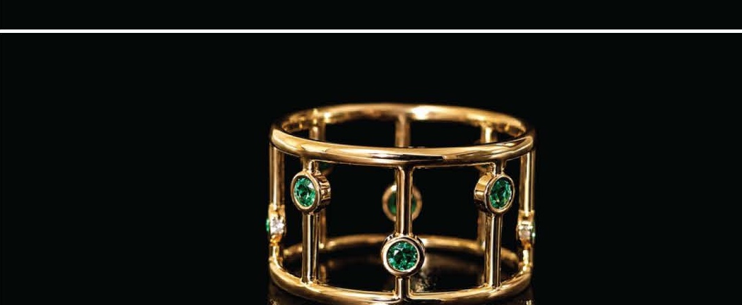 Emerald Bezel Set Open Banda Anillo in Oro Amarillo