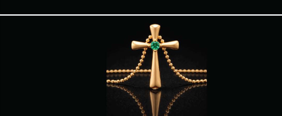 Polished Cruz Dije with Bezel Set Emerald Center in Oro Amarillo