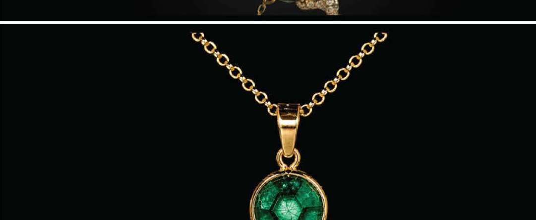 Round Trapiche Emerald Bezel Set Dije Collar in Oro Amarillo
