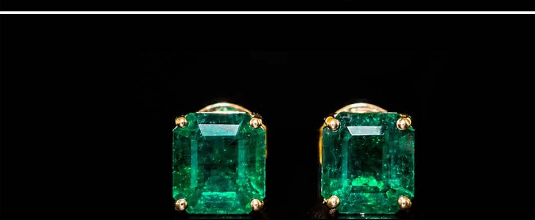 Princess-Cut Emerald Stud Aretes in Yellow Gold